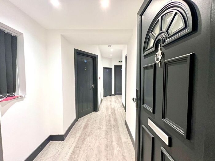 6 Bedroom Semi-Detached Bungalow To Rent In Redfern Avenue, Hounslow, TW4