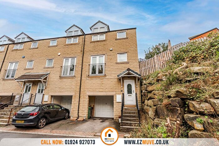 3 Bedroom End Of Terrace House For Sale In Sugar Lane, Dewsbury, WF12
