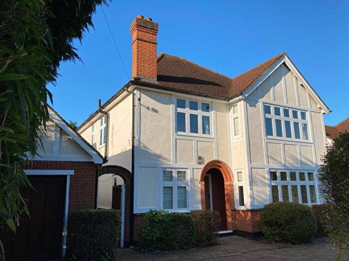 4 Bedroom House To Rent In West Grove, Hersham, KT12