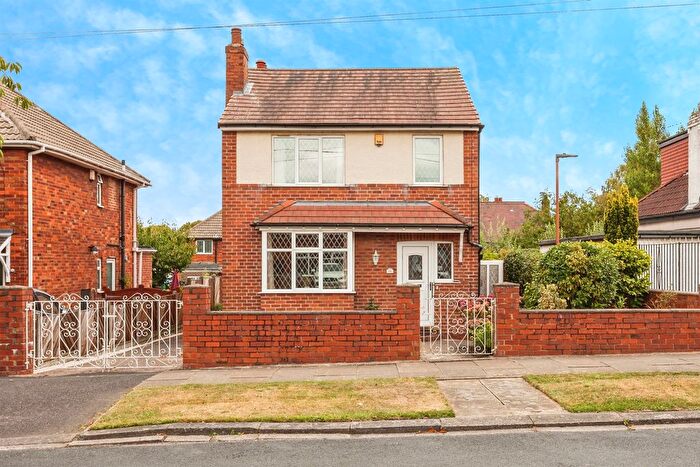 3 Bedroom Detached House For Sale In Oakleigh Avenue, Wakefield, WF2