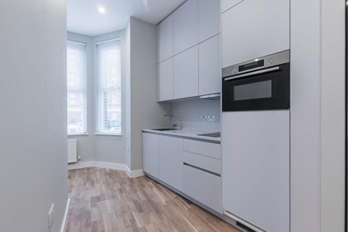 Flat To Rent In Dennington Park Road, NW6