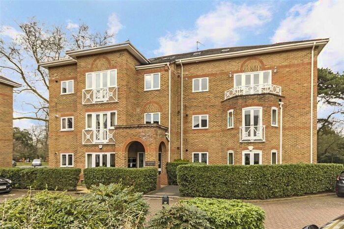 2 Bedroom Flat To Rent In Trematon Place, Teddington, TW11