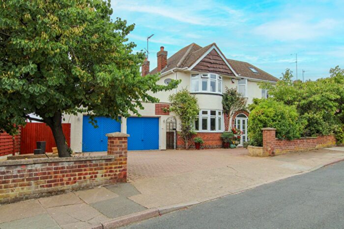 3 Bedroom Detached House For Sale In North Western Avenue, Kingsthorpe, Northampton, NN2