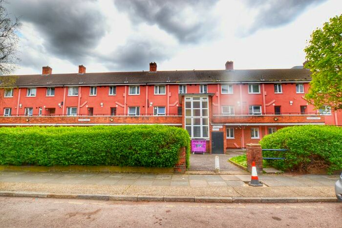 3 Bedroom Maisonette To Rent In Doveton Street, E1