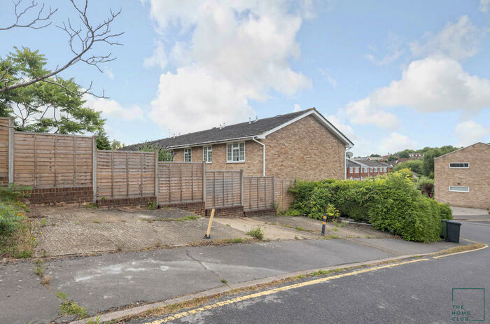 Garage / Parking To Rent In Lynwood, Guildford, GU2