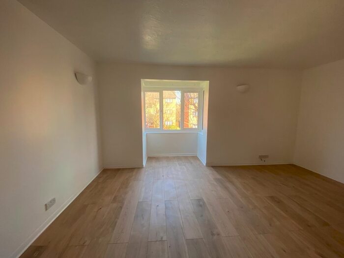 Studio To Rent In Maltby Drive, Enfield, EN1