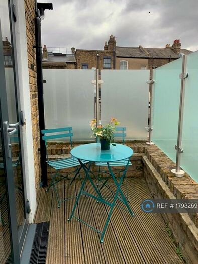 2 Bedroom Flat To Rent In Battersea Rise, London, SW11