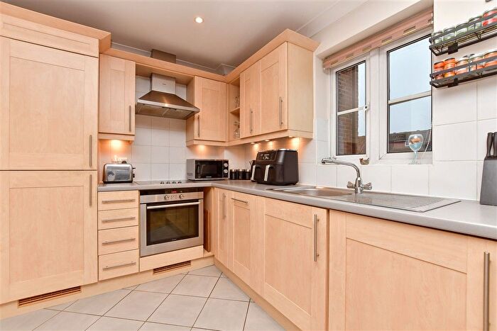 1 Bedroom Flat For Sale In Trafalgar Court, Cobham, Surrey, KT11