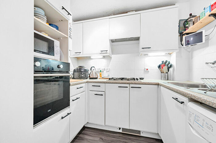 2 Bedroom Flat For Sale In Hulse Road, Banister Park, Southampton, Hampshire, SO15