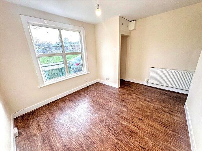 2 Bedroom House To Rent In Mayfield Road, Plaistow, E13