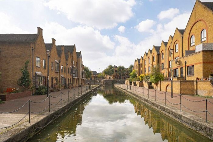 1 Bedroom Flat To Rent In Waterman Way, Wapping, E1W