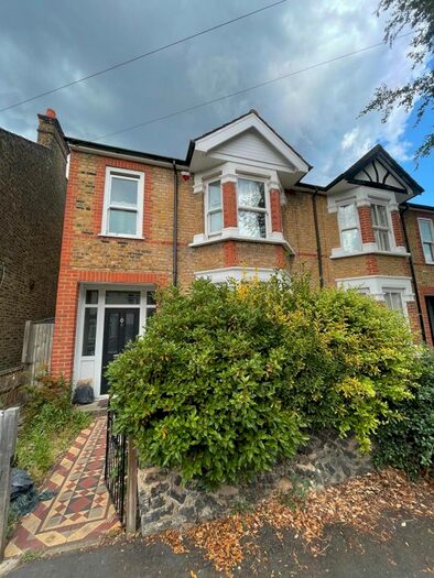 3 Bedroom Town House To Rent In Craigdale Road, Hornchurch, RM11