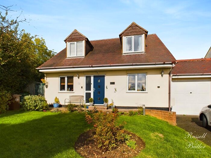 3 Bedroom Link Detached House For Sale In Buckingham Street, Tingewick, MK18