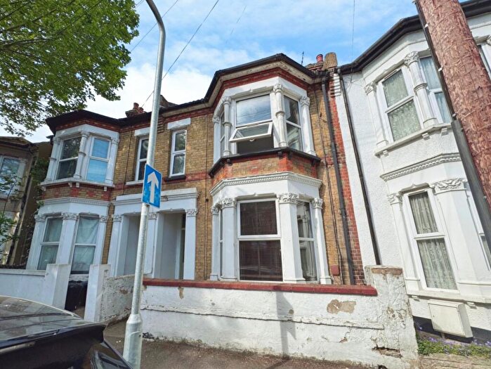 2 Bedroom Flat To Rent In Napier Avenue, Southend-On-Sea, SS1