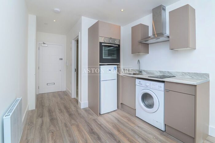 Studio To Rent In Station Rd, Kings Langley, Kings Langley, WD4
