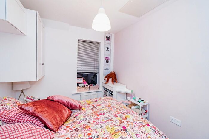 1 Bedroom Flat For Sale In Lindoe Close, Banister Park, Southampton, Hampshire, SO15