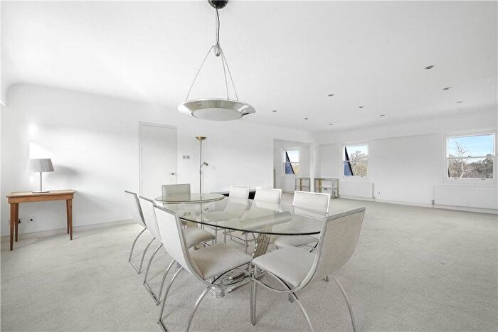 3 Bedroom Apartment To Rent In Clarence Terrace, London, NW1