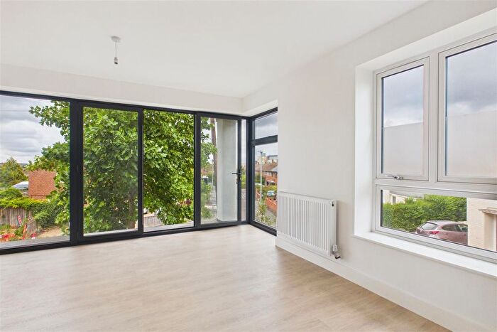 2 Bedroom Flat For Sale In Tilling Road, Horfield, BS10