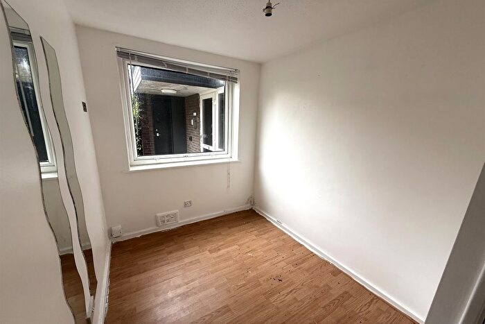 2 Bedroom Flat To Rent In Harboro Road, Sale, M33