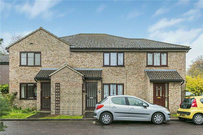 1 Bedroom Maisonette For Sale In Countisbury Gardens, Addlestone, Surrey, KT15