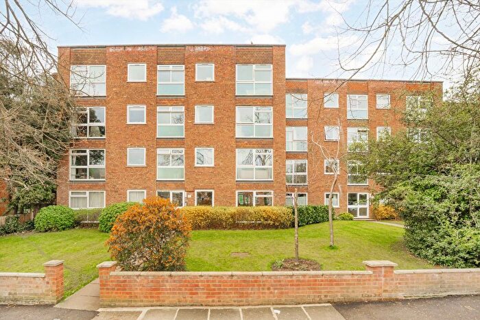 2 Bedroom Flat For Sale In Waldegrave Park, Strawberry Hill, TW1