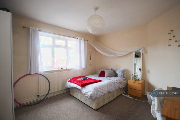 3 Bedroom Flat To Rent In Weston Court, Kingston Upon Thames, KT1