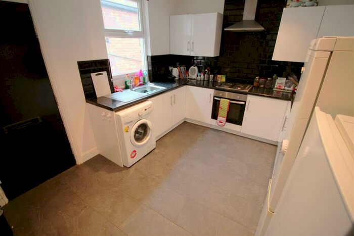 6 Bedroom House To Rent In Victoria Road, Hyde Park, Leeds, LS6