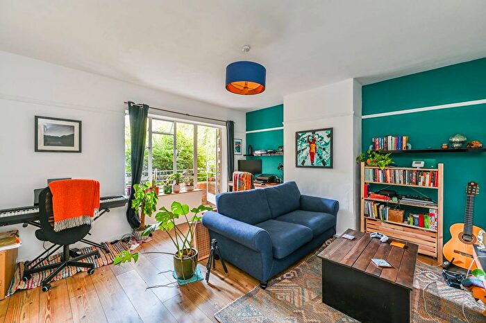 1 Bedroom Flat To Rent In Bolingbroke Grove, Battersea, London, SW11