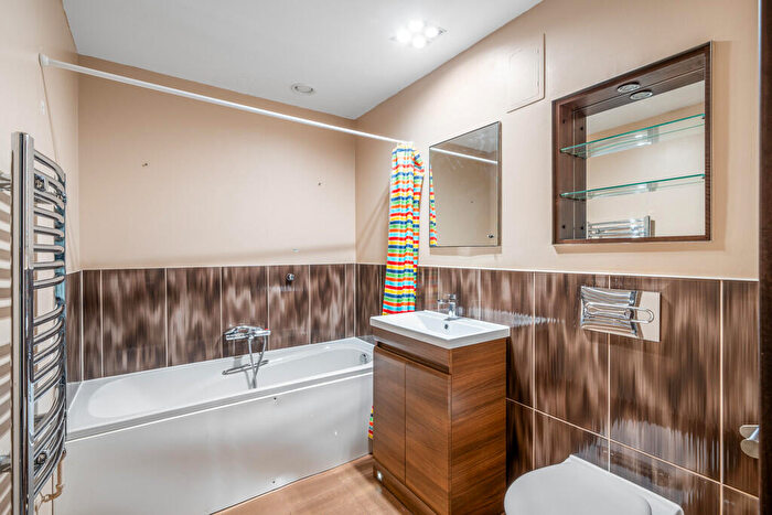 2 Bedroom Apartment To Rent In Bridges Court Road, Battersea, SW11