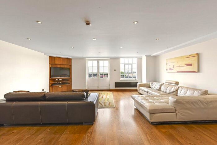 2 Bedroom Flat To Rent In Merchant Court, Wapping Wall, E1W