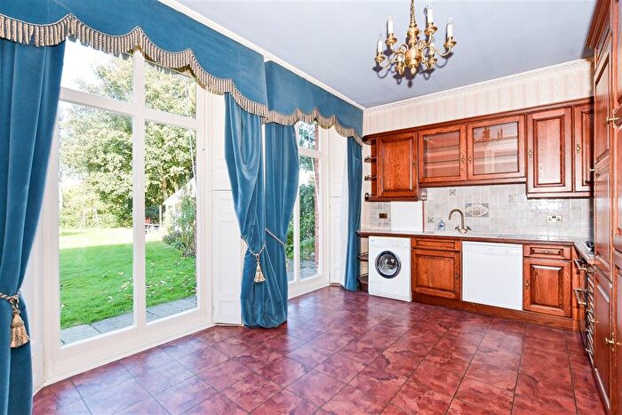 1 Bedroom Flat For Sale In Cripple Street, Maidstone, Kent, ME15