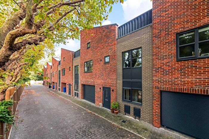 4 Bedroom Terraced House For Sale In Featherstone Mews, London, SE22