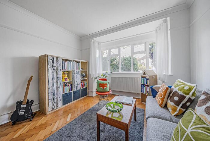 2 Bedroom Flat To Rent In Lancaster Close, Kingston Upon Thames, KT2