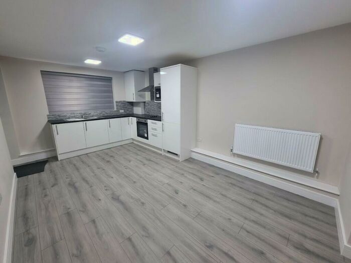 3 Bedroom Flat To Rent In The Market Place, Falloden Way, London, NW11