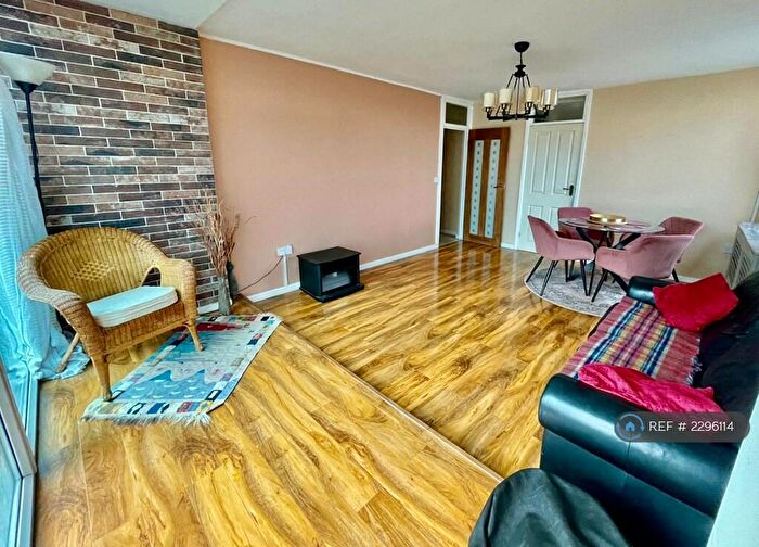 2 Bedroom Flat To Rent In Oldham Road, Manchester, M40