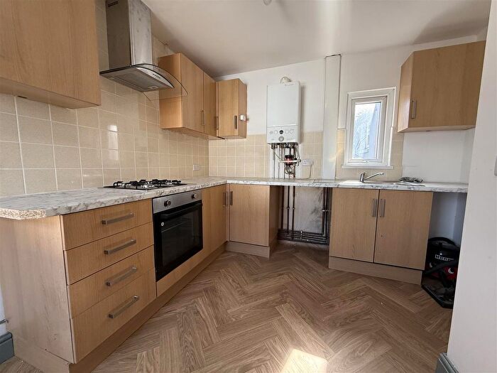 2 Bedroom Flat To Rent In Corporation Road, Grangetown, Cardiff, CF11
