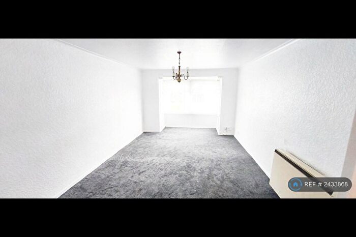 2 Bedroom Flat To Rent In Wycliffe Gardens, Shipley, BD18