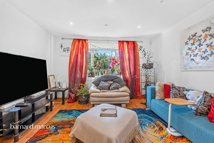 2 Bedroom Maisonette For Sale In Engadine Close, Croydon, CR0
