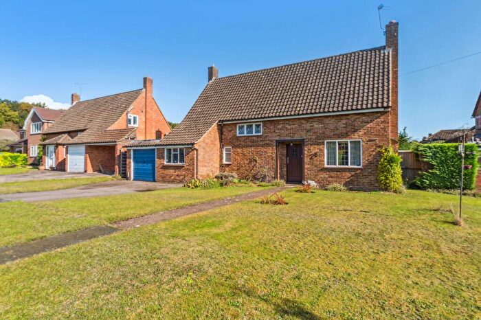 4 Bedroom Detached House For Sale In Tilsworth Road, Beaconsfield, HP9