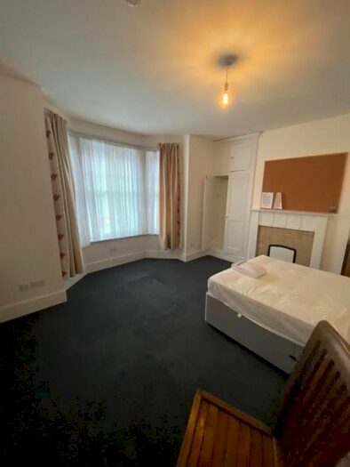 8 Bedroom Semi-Detached House To Rent In New Road, Medway, ME1