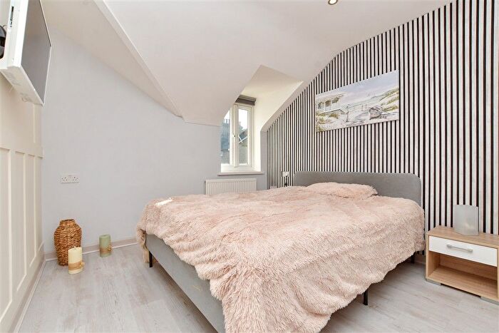 2 Bedroom Flat For Sale In Clarendon Road, Wallington, Surrey, SM6