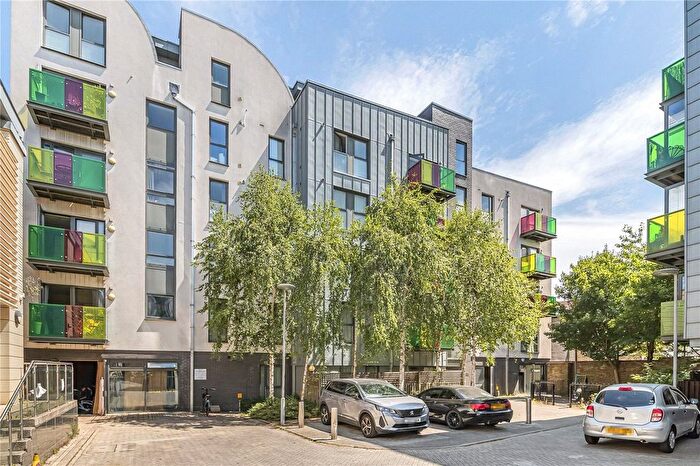 2 Bedroom Flat To Rent In Bicycle Mews, London, SW4