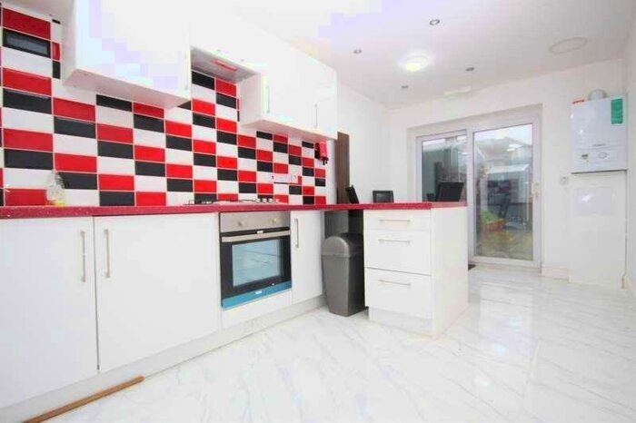 6 Bedroom Semi-Detached House To Rent In Standfield Road, Dagenham, RM10