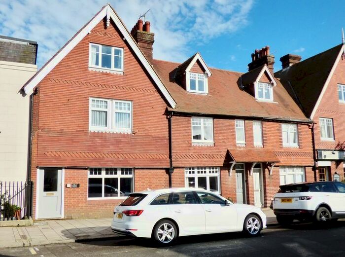 2 Bedroom Ground Flat To Rent In Queen Street, Arundel, BN18