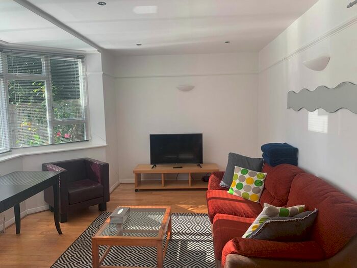 1 Bedroom Flat To Rent In The Lodge, The Avenue, Chiswick, W4