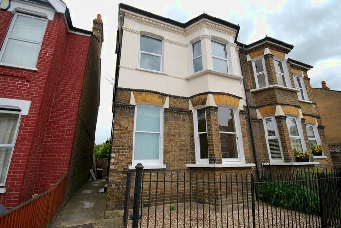 2 Bedroom Maisonette To Rent In Meadow Road, Bromley, BR2
