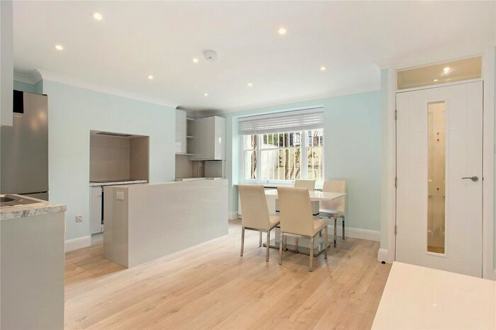 2 Bedroom Flat To Rent In Cambridge Gardens, London, W10