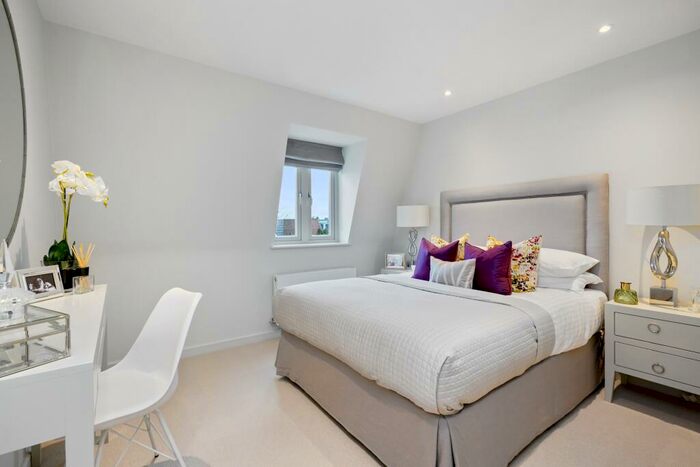 4 Bedroom House To Rent In Thames Street, Weybridge, KT13