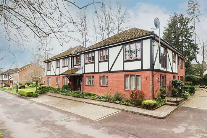 2 Bedroom Flat For Sale In Pegasus Court, Fleet, GU51