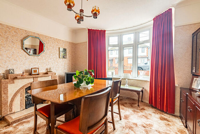 3 Bedroom Detached House For Sale In Elaine Gardens, Woodside, Luton, Bedfordshire, LU1